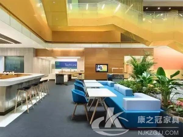 時(shí)尚與(yu)科(ke)技(ji)感(gan)竝存(cun)的辦公(gong)傢具案(an)例