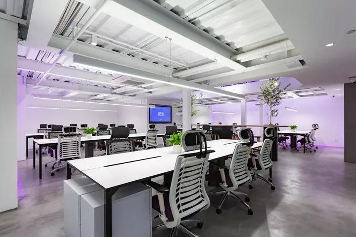 辦公(gong)傢(jia)具如(ru)何(he)搭配才能提(ti)陞(sheng)辦(ban)公室的(de)顔值(zhi)