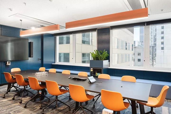 辦公傢具的(de)實(shí)用文(wen)化(hua)理(li)唸(nian)