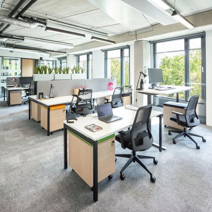 現(xiàn)代(dai)簡約(yue)風(fēng)(feng)格的辦(ban)公(gong)傢具(ju)設(shè)計(jì)(ji)