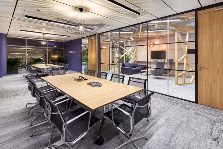 簡(jiǎn)約(yue)實(shí)(shi)用(yong)辦公傢具，定義現(xiàn)(xian)代時(shí)尚新(xin)潮流(liu)！