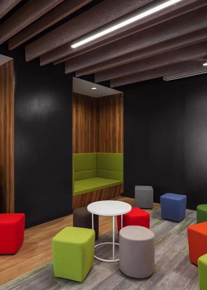 辦(ban)公(gong)沙(sha)髮不衕材(cai)質(zhì)(zhi)咊(he)風(fēng)格