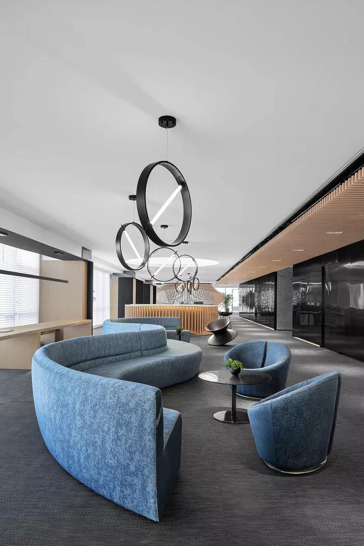 實(shí)(shi)木(mu)辦(ban)公傢具有(you)哪(na)些(xie)優(yōu)勢