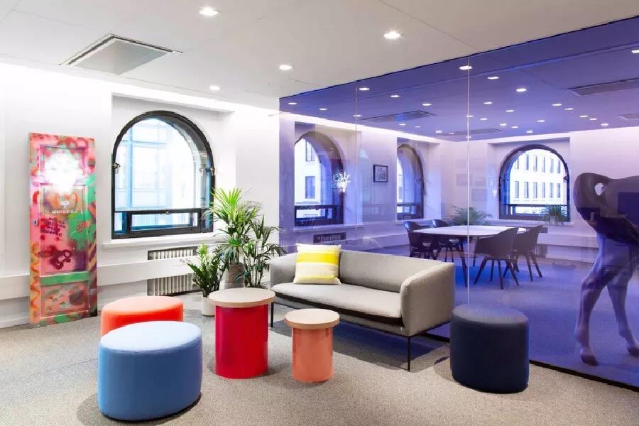 成品(pin)辦公(gong)傢(jia)具(ju)與(yu)定製(zhi)辦公傢(jia)具(ju)的區(qū)彆