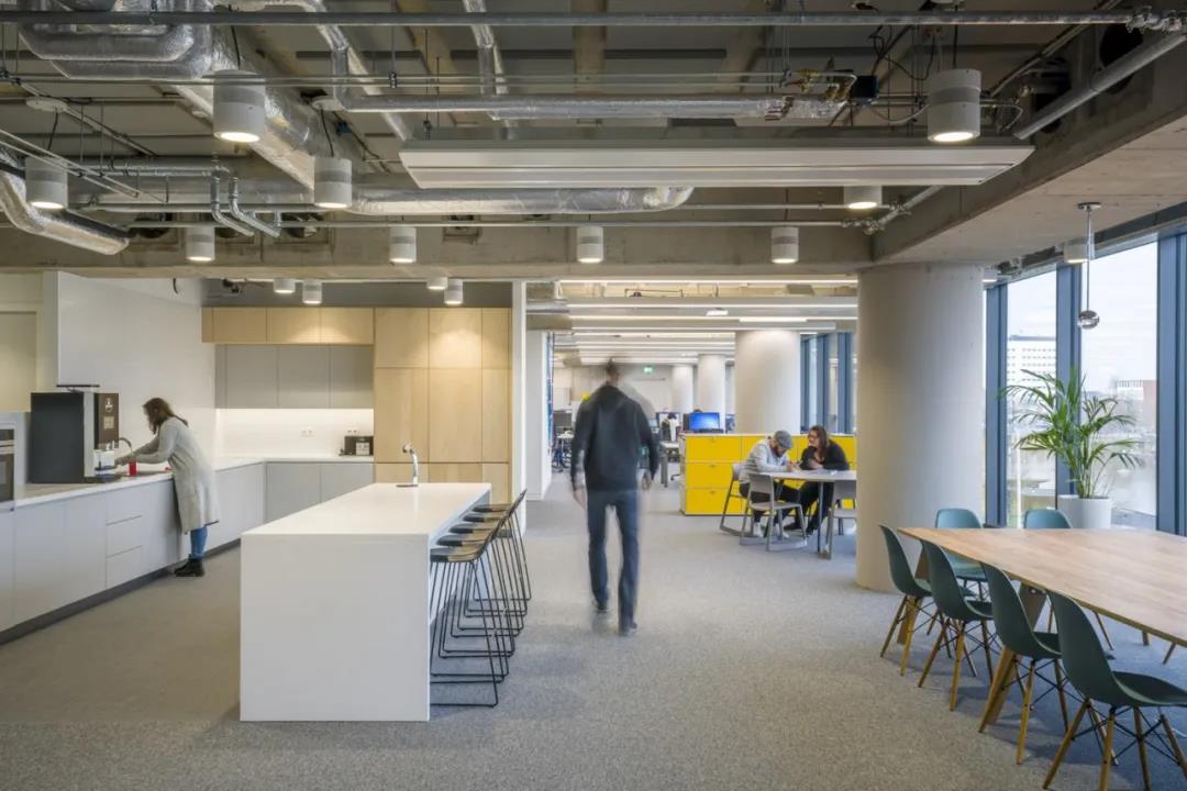 選(xuan)擇南(nan)京定(ding)製(zhi)辦(ban)公(gong)傢(jia)具廠(chang)傢(jia)，都(dou)有哪些(xie)註(zhu)意細(xì)節(jié)呢(ne)？