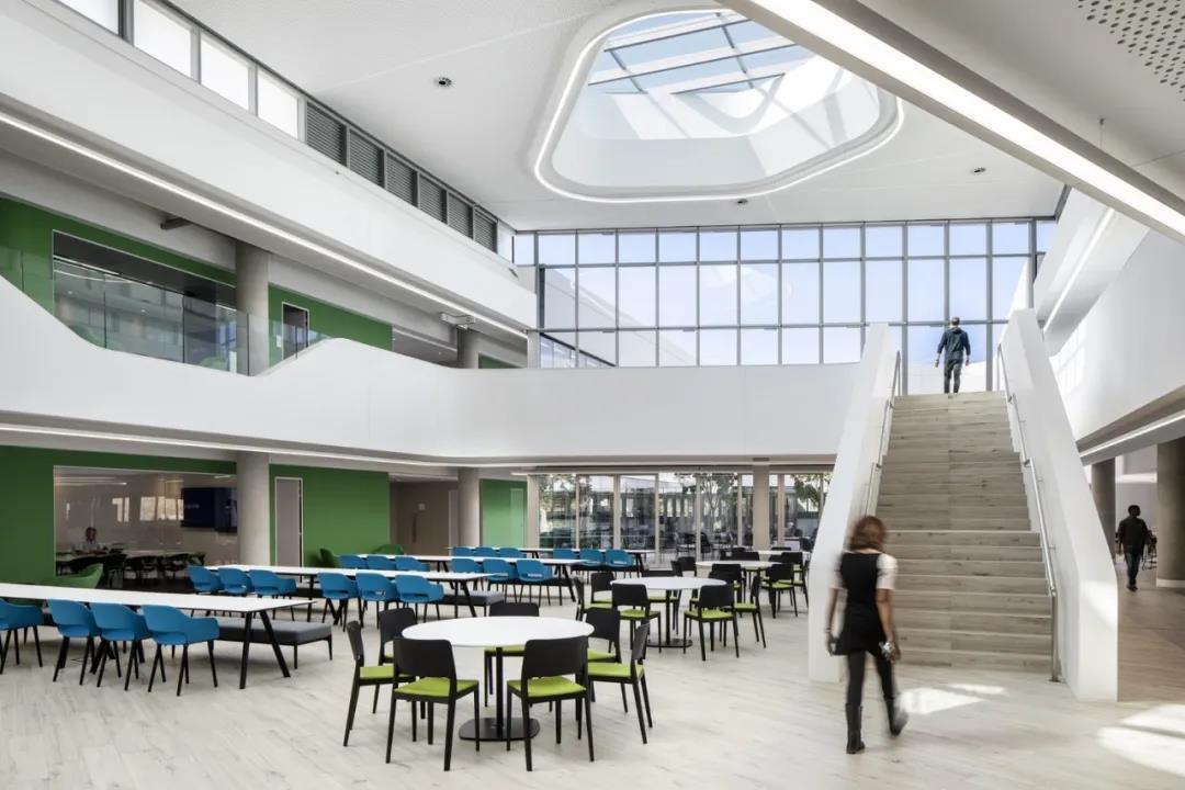 辦公(gong)傢具採(cǎi)(cai)購(gòu)水(shui)很(hen)深，需要註意哪(na)些(xie)？