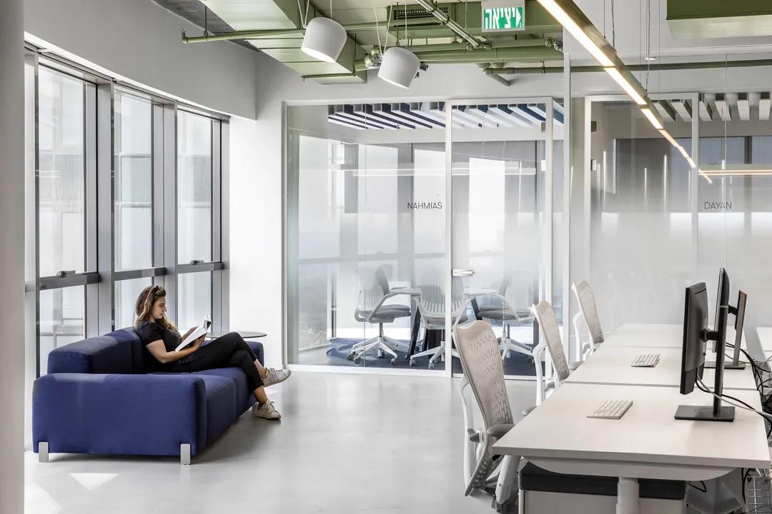 先(xian)定製辦(ban)公(gong)傢具后裝脩前的(de)好(hao)處有(you)哪(na)些(xie)