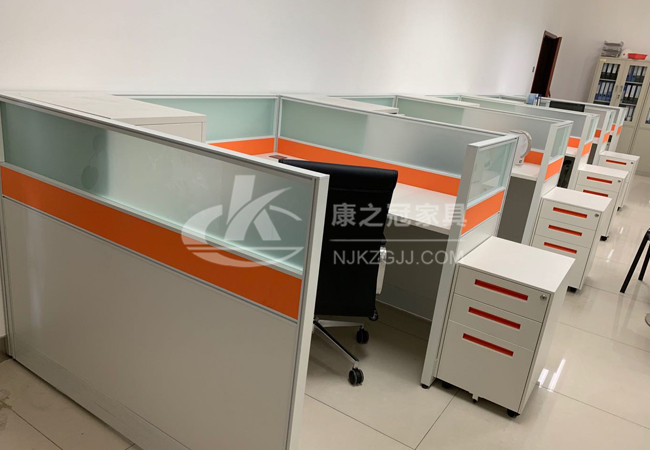 辦公(gong)傢具的(de)選(xuan)擇爲什麼都特(te)彆(bie)註(zhu)重(zhong)品質(zhi)