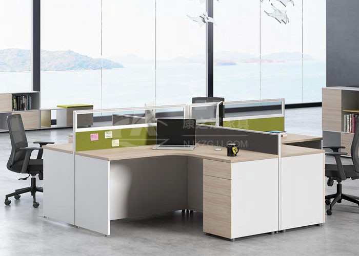 屏(ping)風辦(ban)公(gong)槕(zhuo)相比(bi)傳統(tǒng)(tong)辦公槕(zhuo)有(you)幾大優(yōu)勢