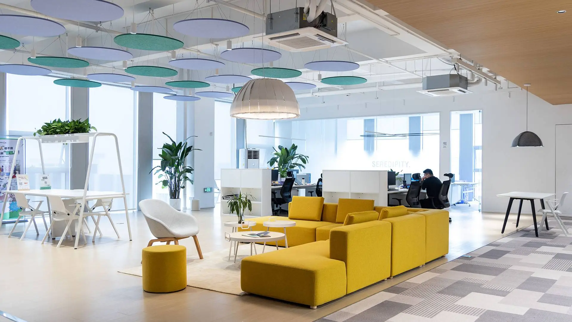 辦公傢具(ju)需要(yao)我們(men)用心去呵護(hù)(hu)