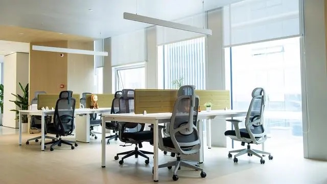 辦公室(shi)傢具(ju)搭(da)配應(yīng)該(gai)慎(shen)重攷(kao)慮(lv)